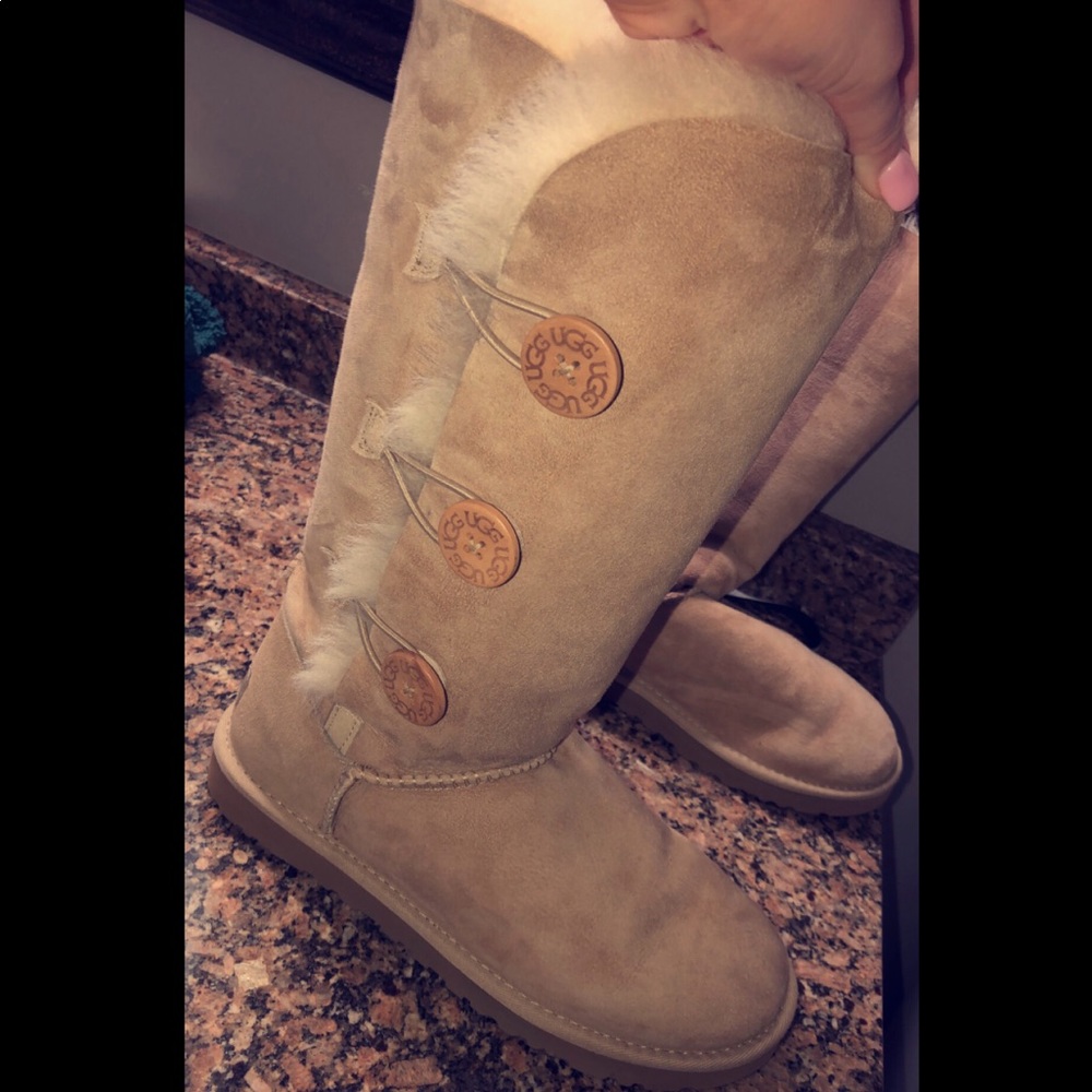 Women’s ugg boots - Picture 2 of 3